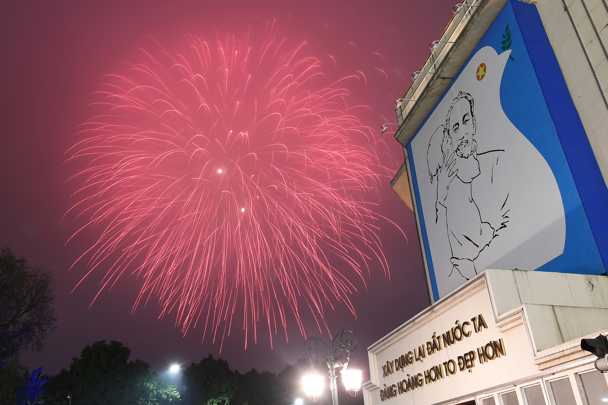 Phao hoa ruc sang chao nam moi Mau Tuat 2018 hinh anh