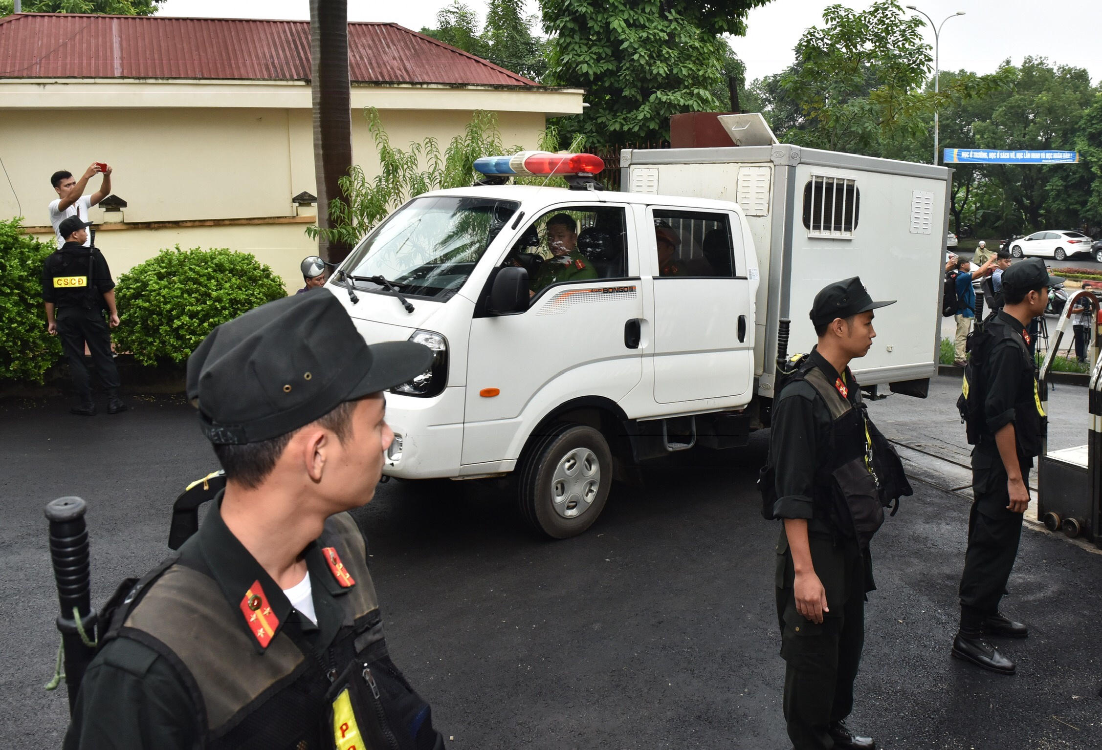 Xe dac chung dua cac bi cao toi phien toa xu vu danh bac nghin ty hinh anh