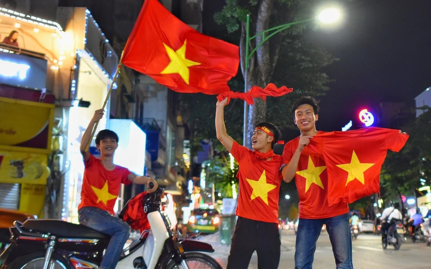 Nguoi Ha Noi xuong duong mung chien thang truoc Malaysia hinh anh