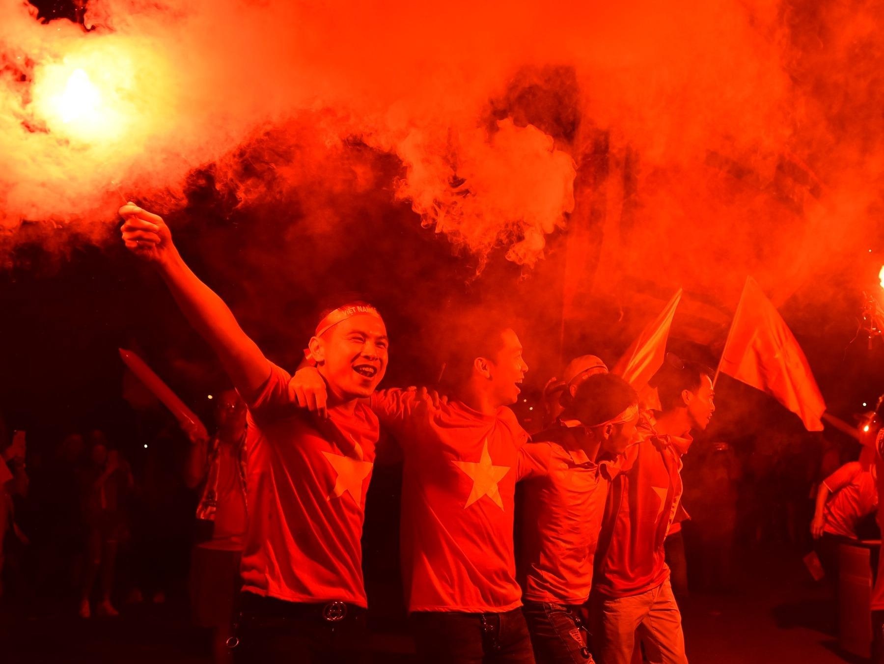 Dot phao sang an mung ben ngoai My Dinh hinh anh