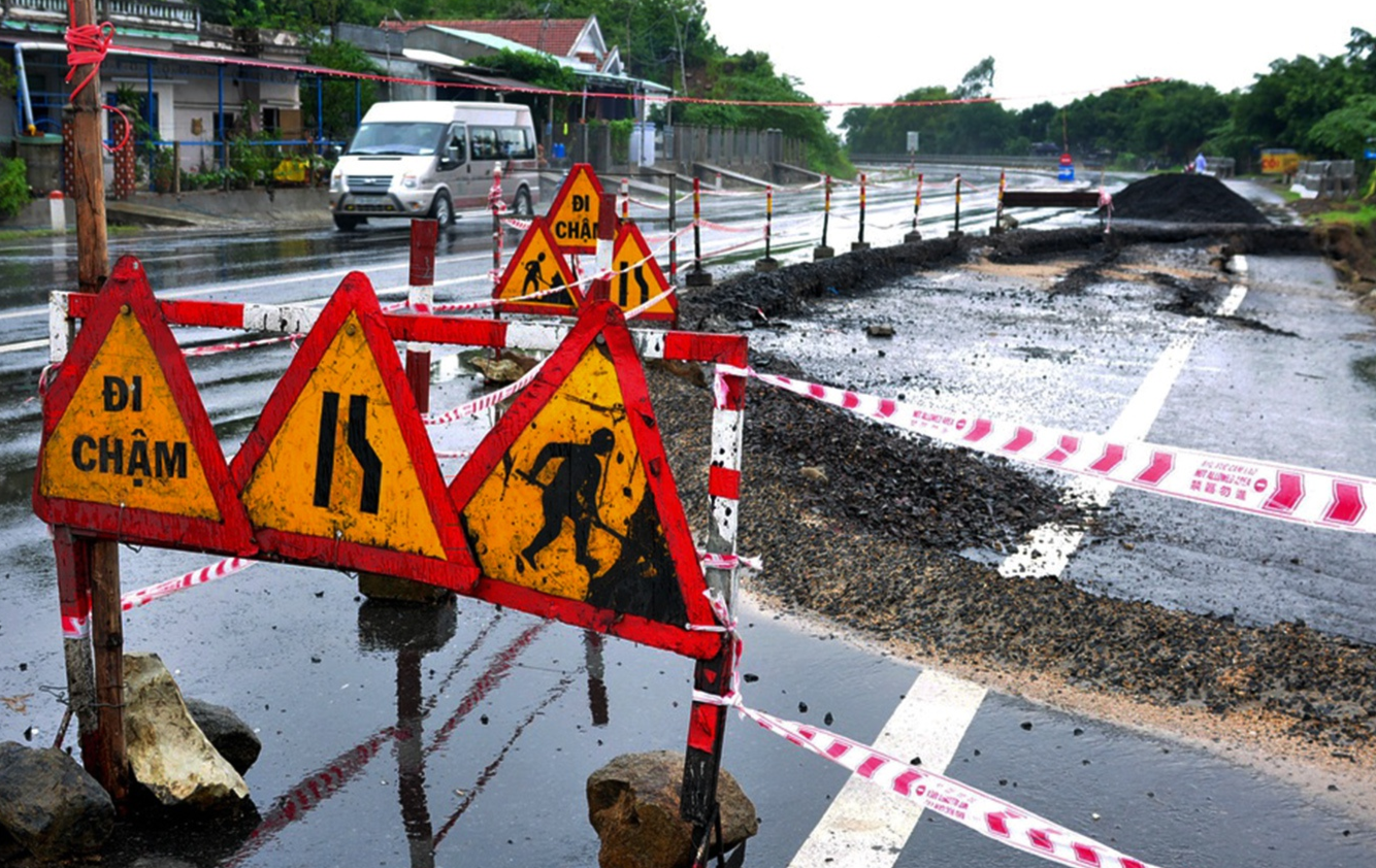 Thanh tra Chinh phu chi ra hang loat sai pham o quoc lo day 'o voi' hinh anh