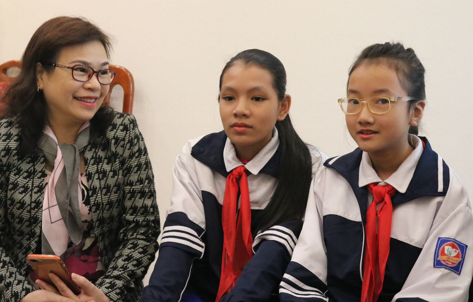 Hai hoc sinh lop 6 tra lai vi co 20 trieu cho nguoi danh roi hinh anh