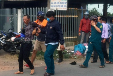 Nguoi dan ong cam dao ke co co thu suot 9 gio hinh anh