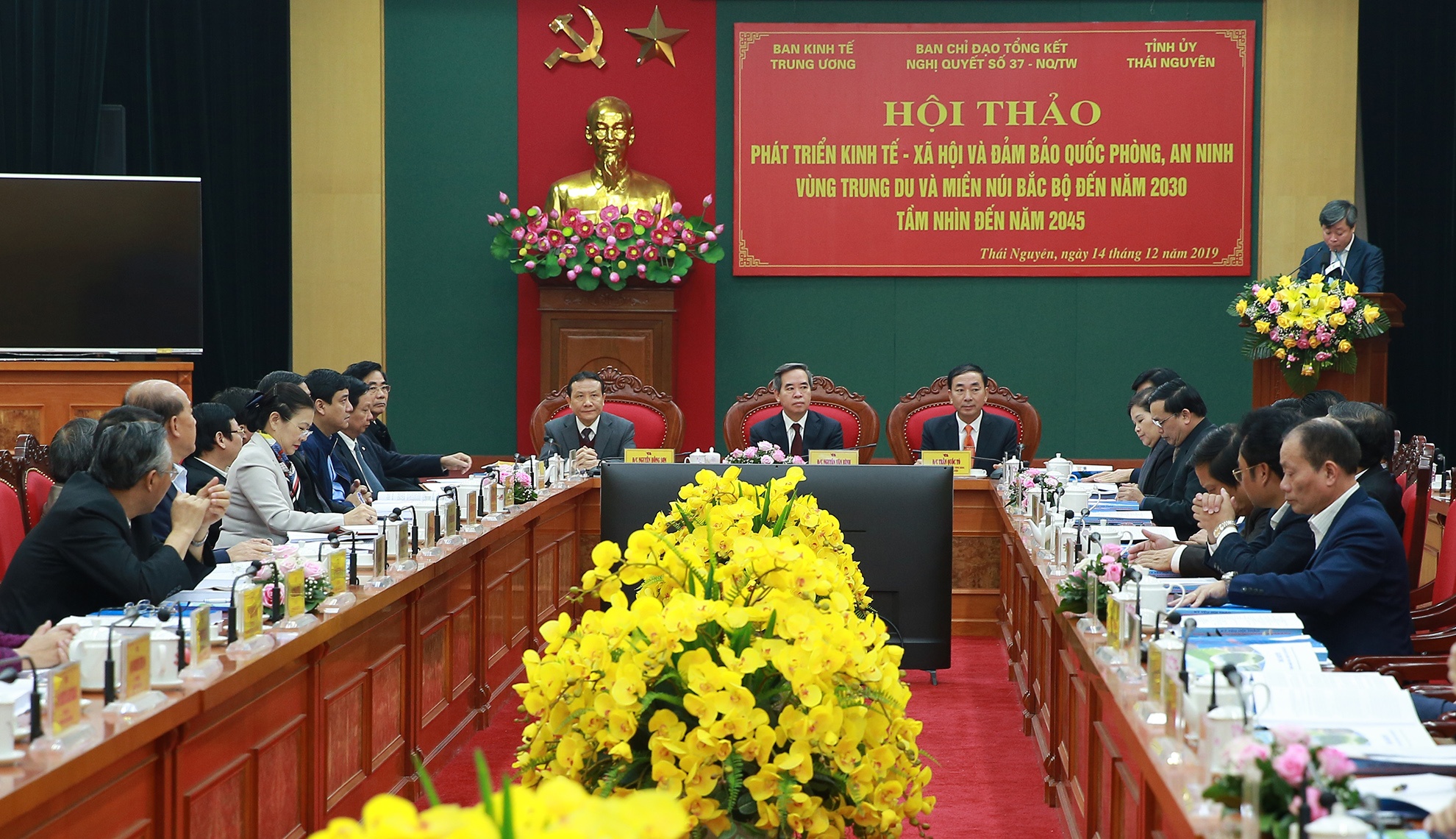 Truong Ban Kinh te Trung uong Nguyen Van Binh anh 1