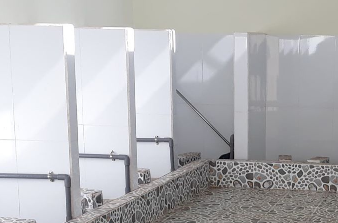 Nu sinh bi dam o suot 2 gio trong nha ve sinh, nha truong nhan loi hinh anh