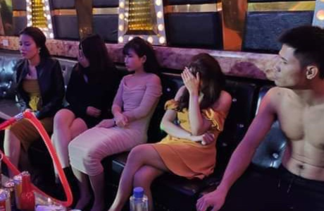 Dot kich quan karaoke, phat hien 29 thanh nien phe ma tuy hinh anh