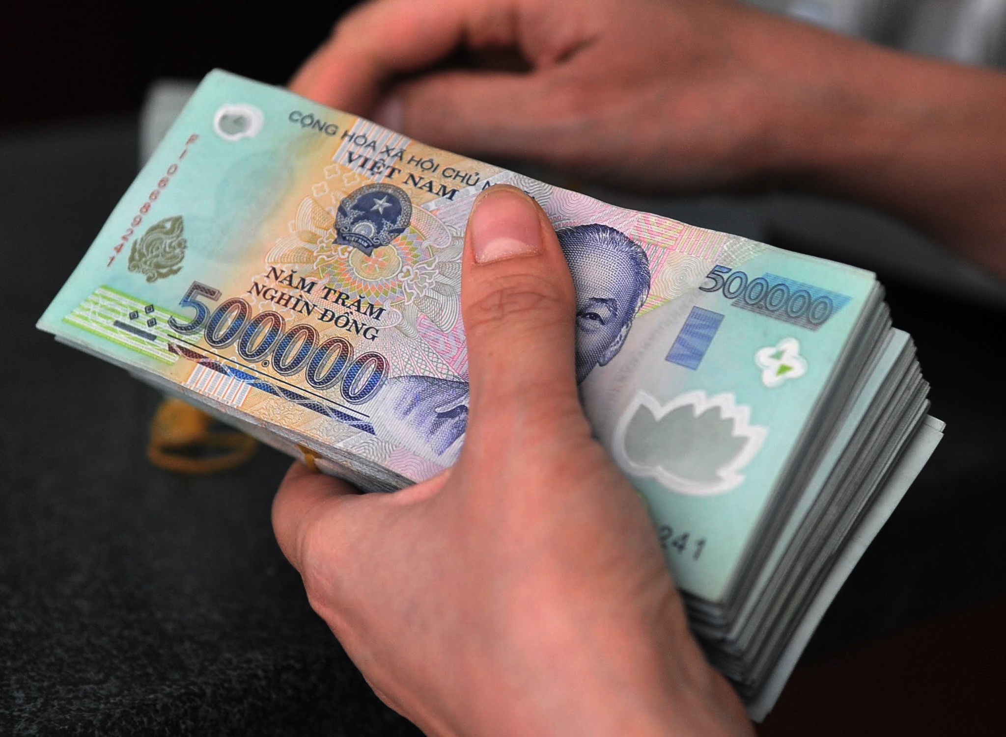 Bo truong chia se viec 'luong cua chong chuyen vao tai khoan vo' hinh anh