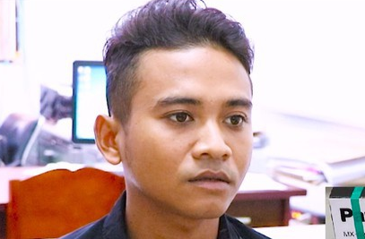 Thanh nien trom tien o chua di mua dien thoai hinh anh