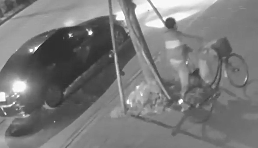 Nghi van tai xe oto dam cu ba tu vong roi tao hien truong gia hinh anh