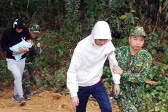 Bat hai nguoi Trung Quoc dua be trai 13 ngay tuoi qua bien gioi hinh anh