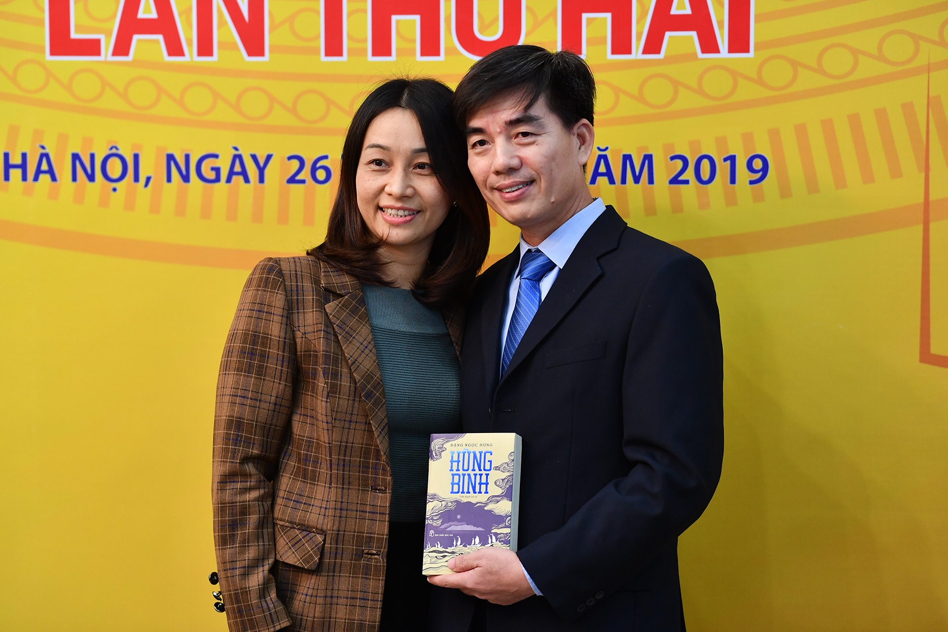 Cac tac gia trong buoi trao giai Sach Quoc gia 2019 hinh anh