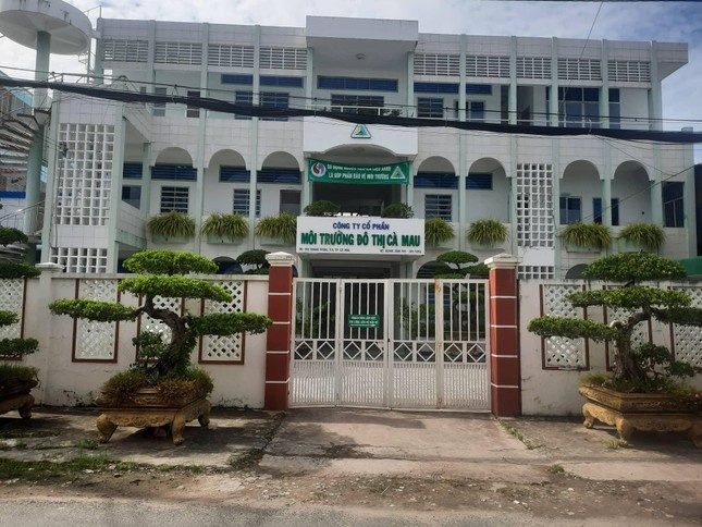 Cong ty moi truong o Ca Mau mua 4 iPhone tang lanh dao anh 1