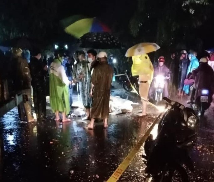 2 thieu nien di xe may tu vong sau tai nan anh 1