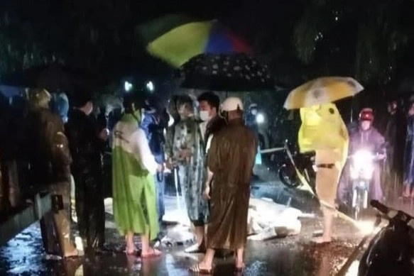 Va cham xe may keo, 2 thieu nien thiet mang hinh anh