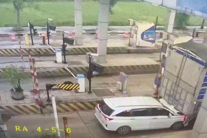 Manh khoe bam duoi, tron tram thu phi cua tai xe oto hinh anh