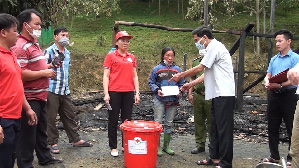 Bat can khi say san, mot ngoi nha bi thieu rui hinh anh