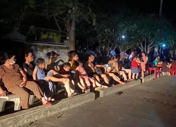 'Chao lua' Nghe An mat dien, nguoi dan do ra duong an com, hong mat hinh anh