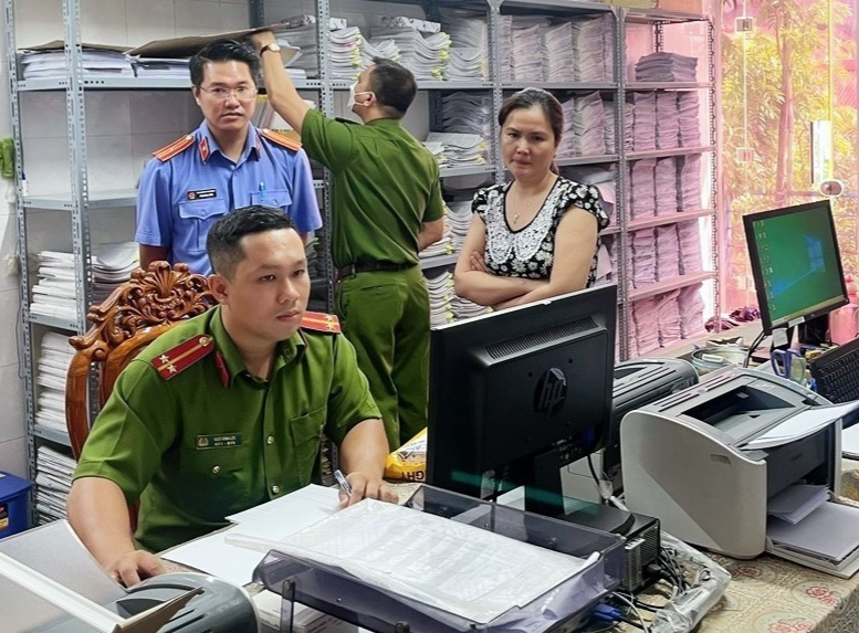 Bo Cong an: Co nguoi cut 2 tay van duoc chung nhan de cap bang lai xe hinh anh