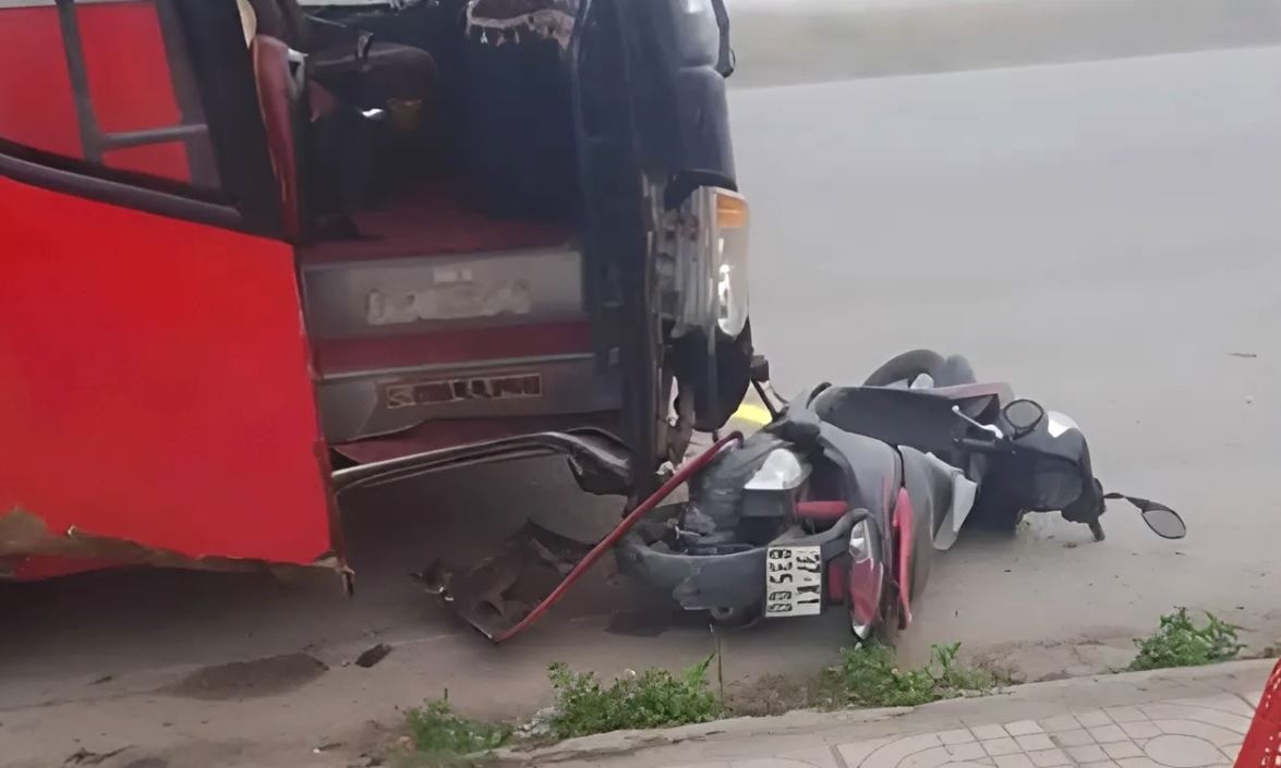 Hai me con tu vong tren duong toi truong sau va cham oto khach hinh anh