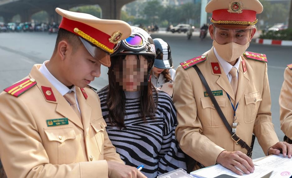 Den do bat sang nhung CSGT cho di, tai xe co bi phat nguoi? hinh anh