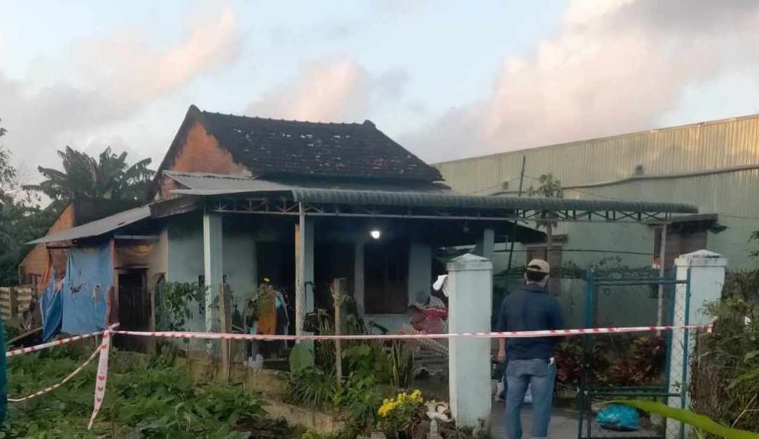 Hai vo chong tu vong trong ngoi nha chay, hien truong co can xang hinh anh