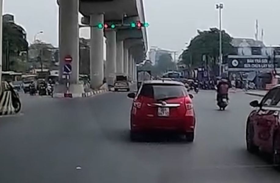 Tai xe giat minh voi 'den xanh con 7 giay bat ngo do' o Ha Noi hinh anh