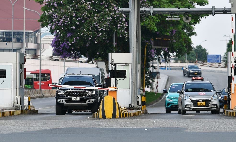 Oto ra vao san bay Noi Bai khong phai dung thu phi hinh anh