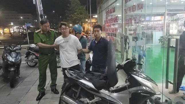 Bat doi tuong dung dao khong che chu cua hang cuop 6 chiec dien thoai hinh anh