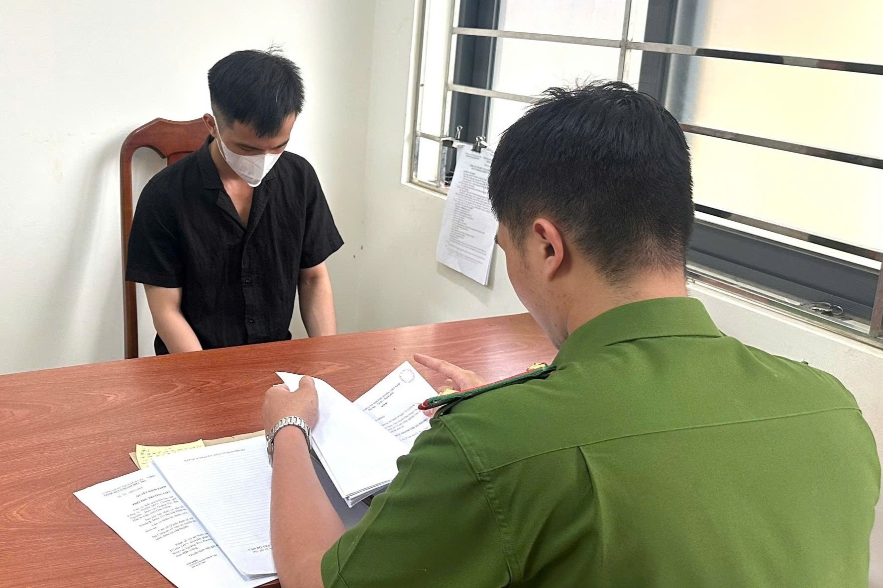 Bat nhan vien giao hang tham o 42 trieu dong o Dak Nong hinh anh
