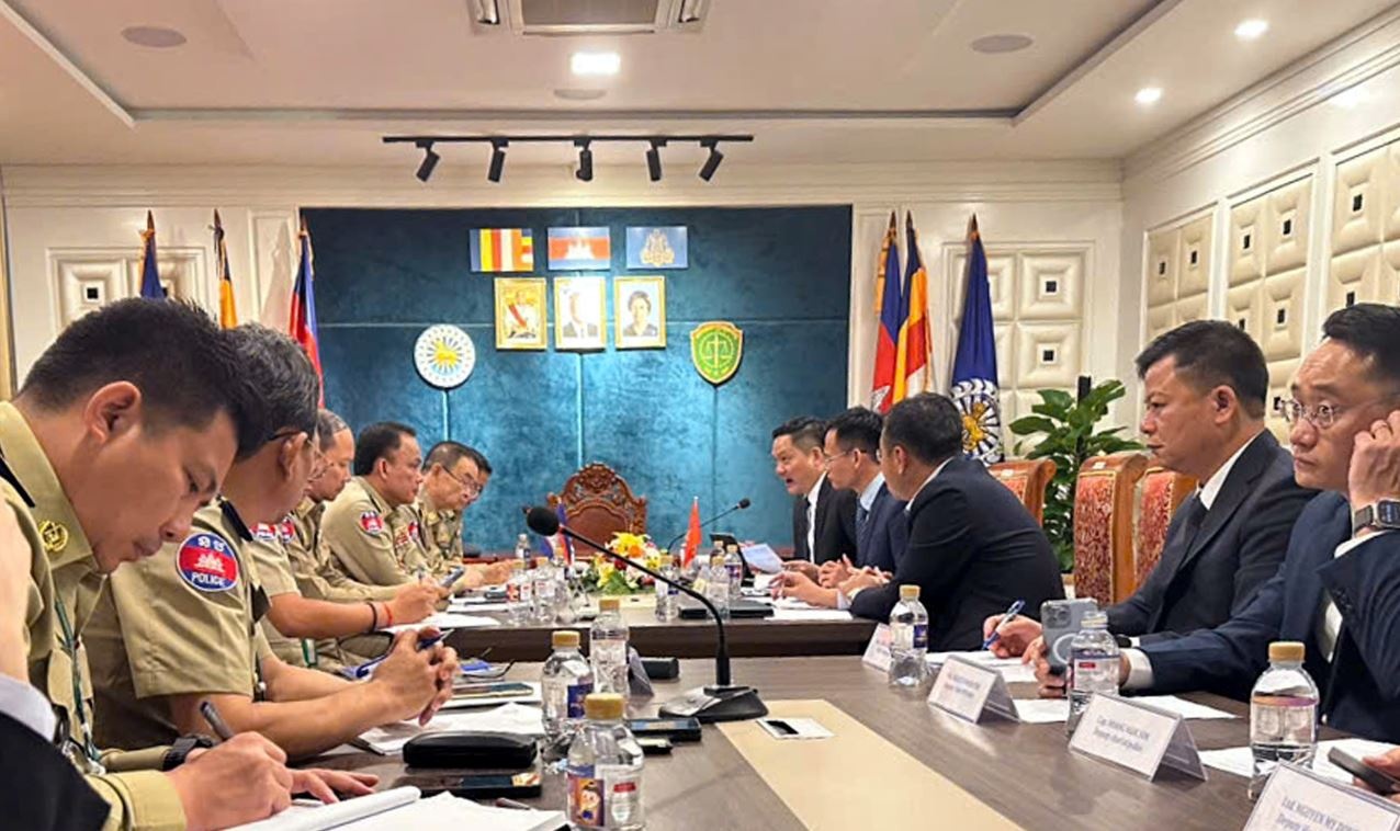 Dai ta cong an ke 5 gio dot kich sao huyet lua dao tren dat Campuchia hinh anh