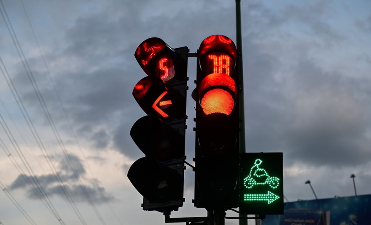 Nguoi dan ‘so’ den tin hieu giao thong, CSGT TP.HCM them huong dan hinh anh