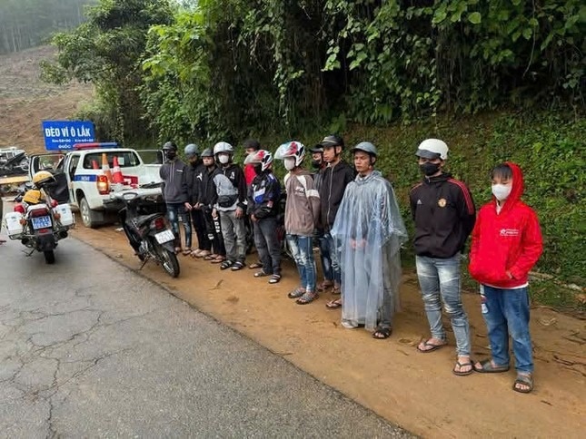 Di 'san may', gay roi trat tu, nhom thanh nien bi phat hon 100 trieu hinh anh