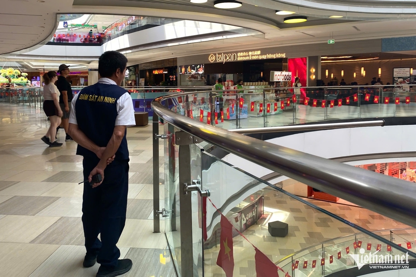 Nhay lau Van Hanh Mall anh 2