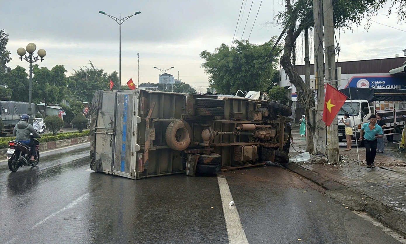 Dak Cam,  L.T.L.,  Tru dien,  Bac Nam,  Mat lai anh 2
