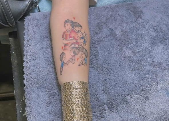 Rung minh 'soi' hinh xam tren tay nguoi me sat hai con de truc loi hinh anh