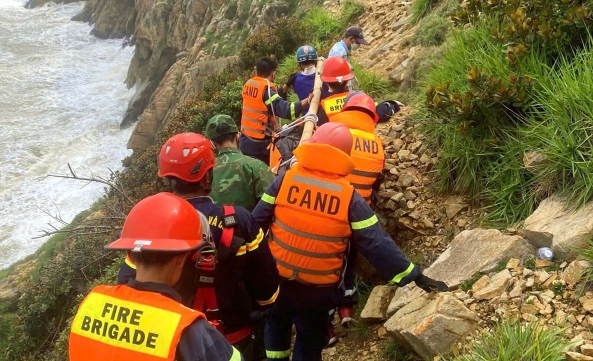 Dua thi the nan nhan tu vuc sau 200 m len bo hinh anh