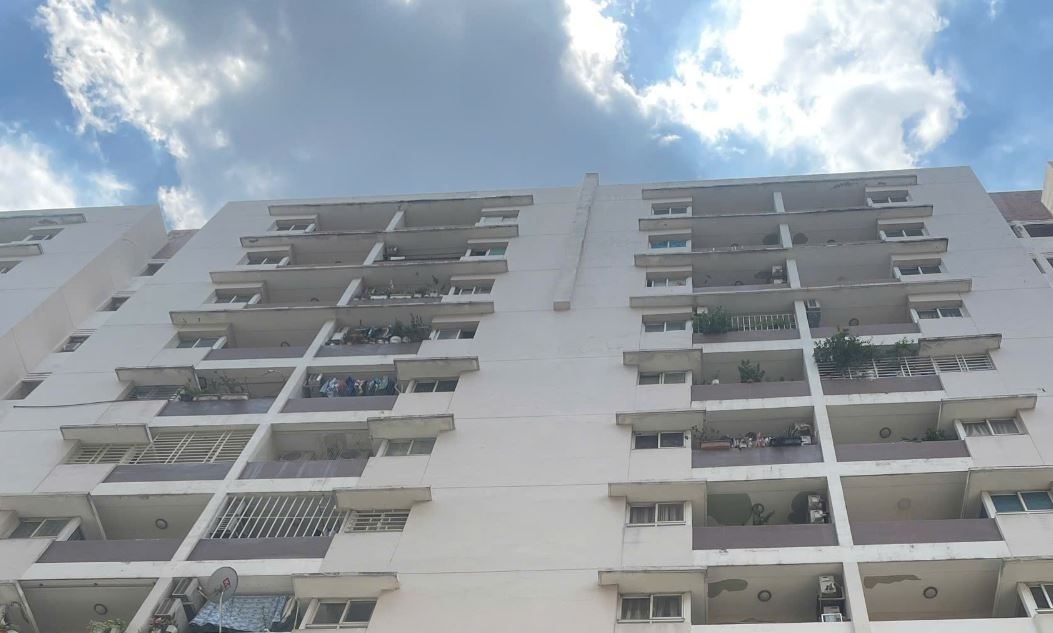 Thi the nam thanh nien dang phan huy tren san thuong chung cu o TP.HCM hinh anh