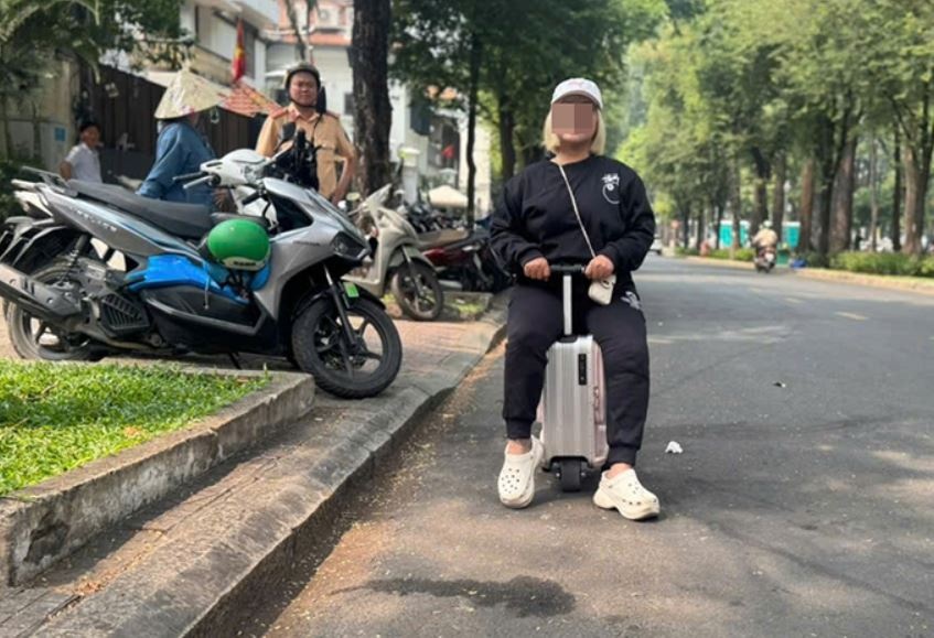 Xu phat nguoi phu nu 'cuoi' vali bang bang tren duong o TP.HCM hinh anh