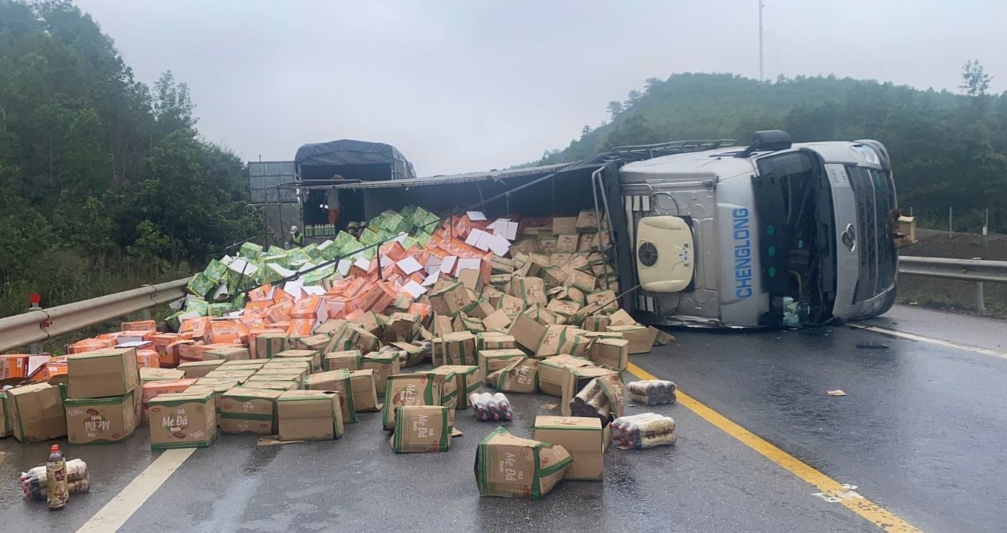 Lat xe tai, cao toc Cam Lo - La Son tac hon 5 tieng hinh anh