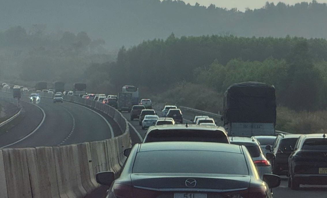 Un tac keo dai tren cao toc tu TP.HCM di Binh Thuan tu 3h sang hinh anh