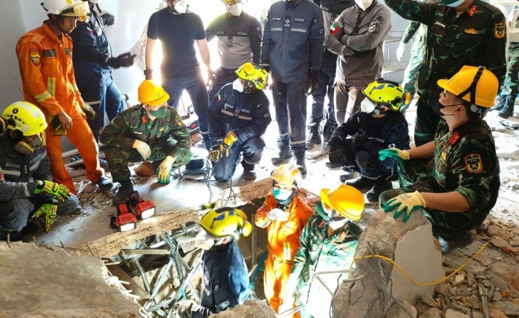 Cuu ho cua quan doi Viet Nam dua 15 nan nhan Myanmar khoi dong do nat hinh anh