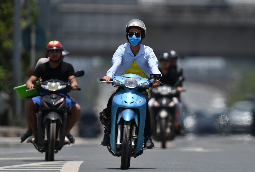 Ha Noi nang 35 do, ngoai duong nhua nong bong hon hinh anh