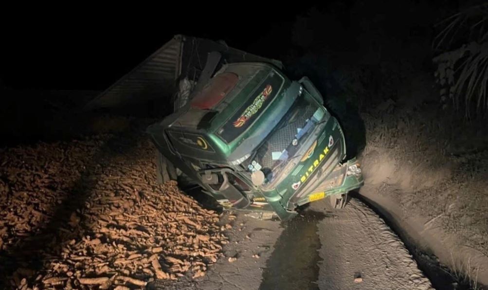 Lat xe tren Quoc lo 15D, tac nghen giao thong suot dem hinh anh