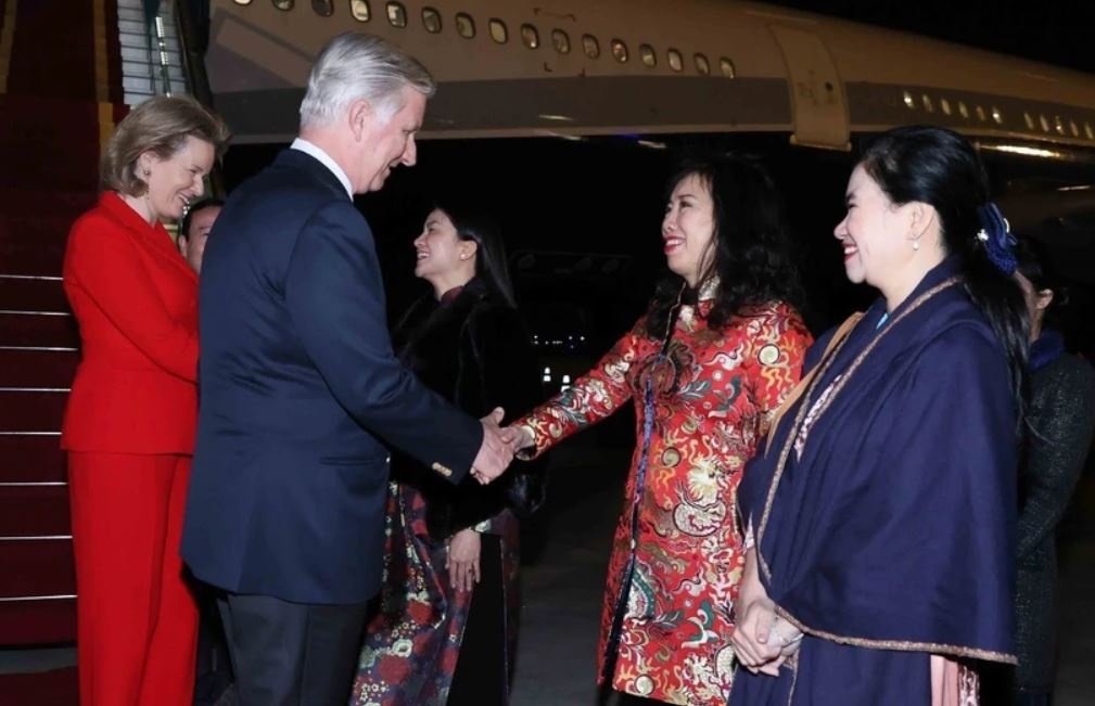 Nha Vua va Hoang hau Bi den Ha Noi, bat dau tham Viet Nam hinh anh