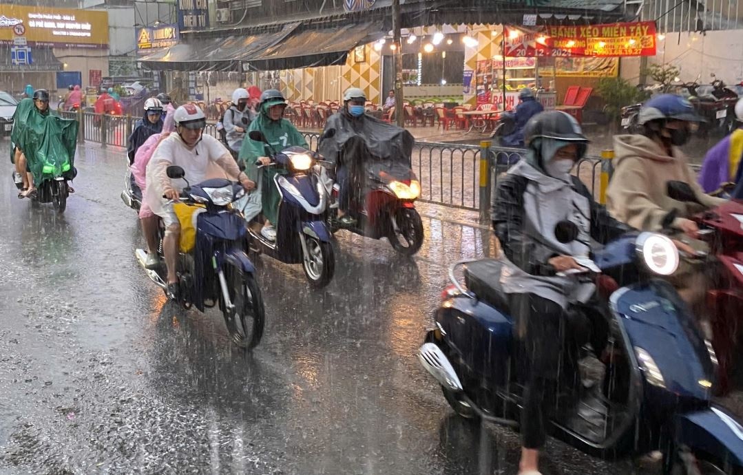 Mua dong gia tang o TP.HCM, chieu toi nay co mua tren 50 mm hinh anh