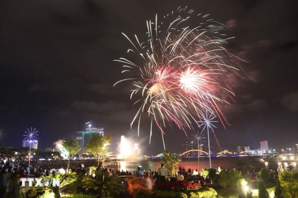 TP.HCM ban phao hoa 30/4 anh 1