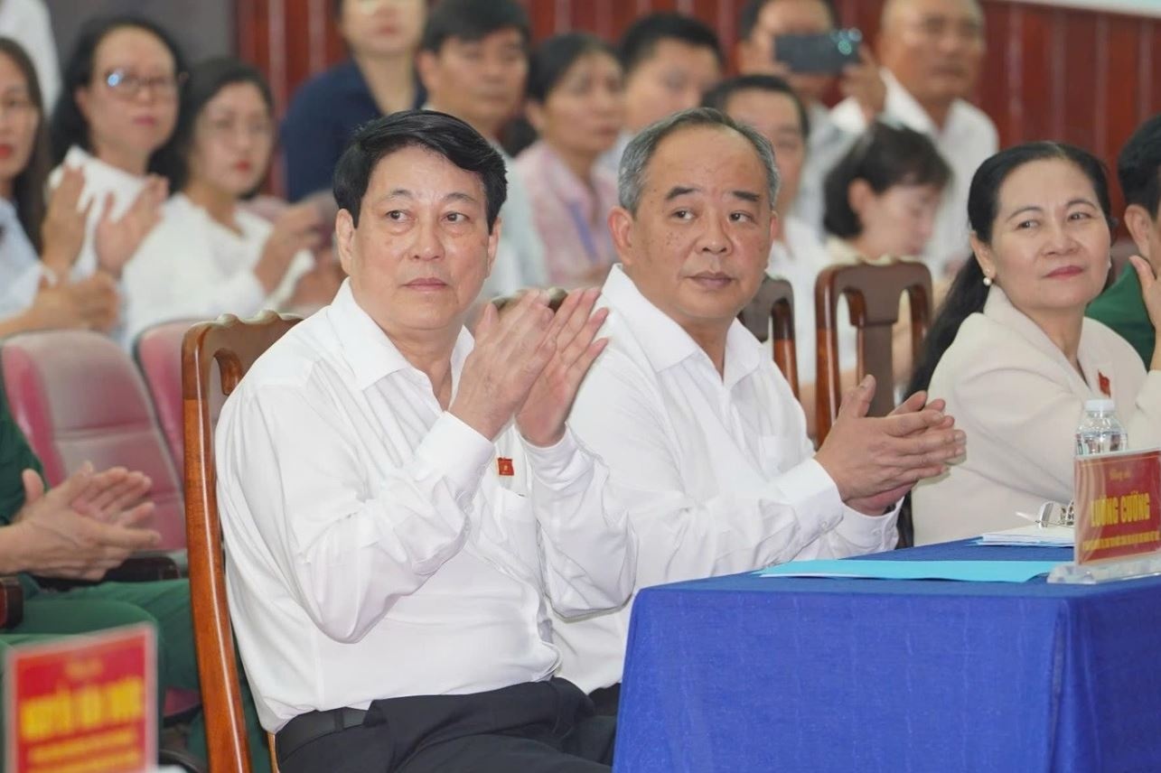 Chu tich nuoc Luong Cuong lan dau tiep xuc cu tri TP.HCM hinh anh