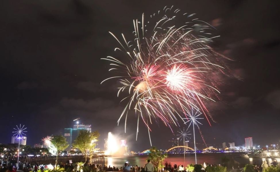 TP.HCM ban phao hoa nhieu diem nhat tu truoc toi nay vao dem 30/4 hinh anh