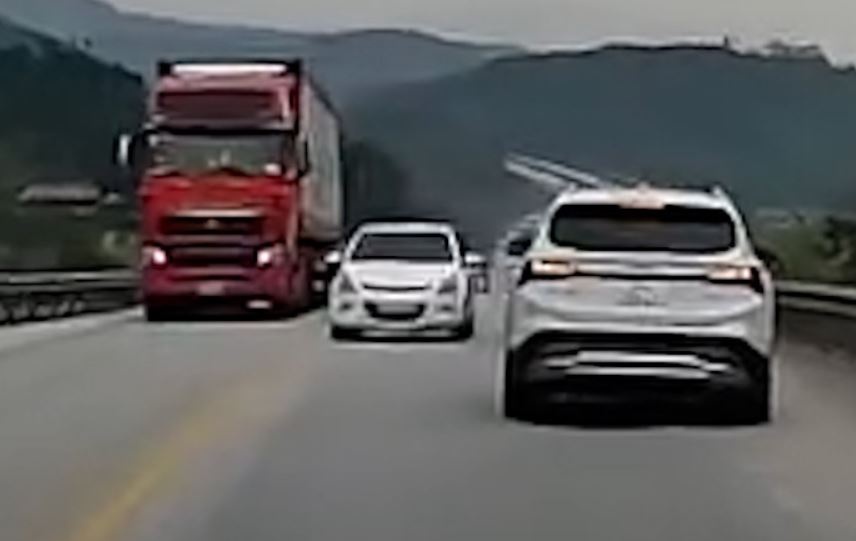 Oto con vuot container kieu 'cam tu' tren cao toc Noi Bai - Lao Cai hinh anh