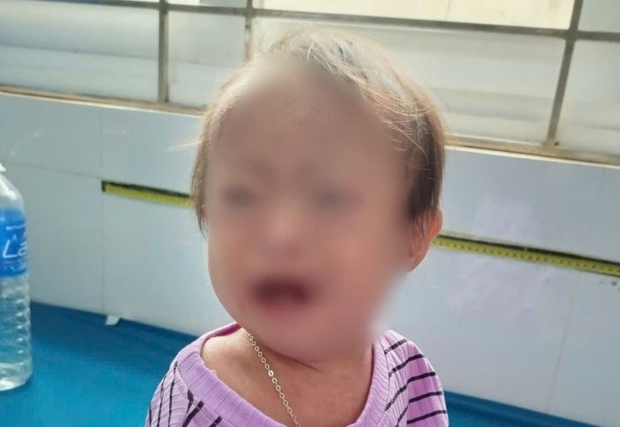 Be gai 9 thang tuoi bi bo roi cung loi khan cau 'tim nguoi nuoi ho' hinh anh